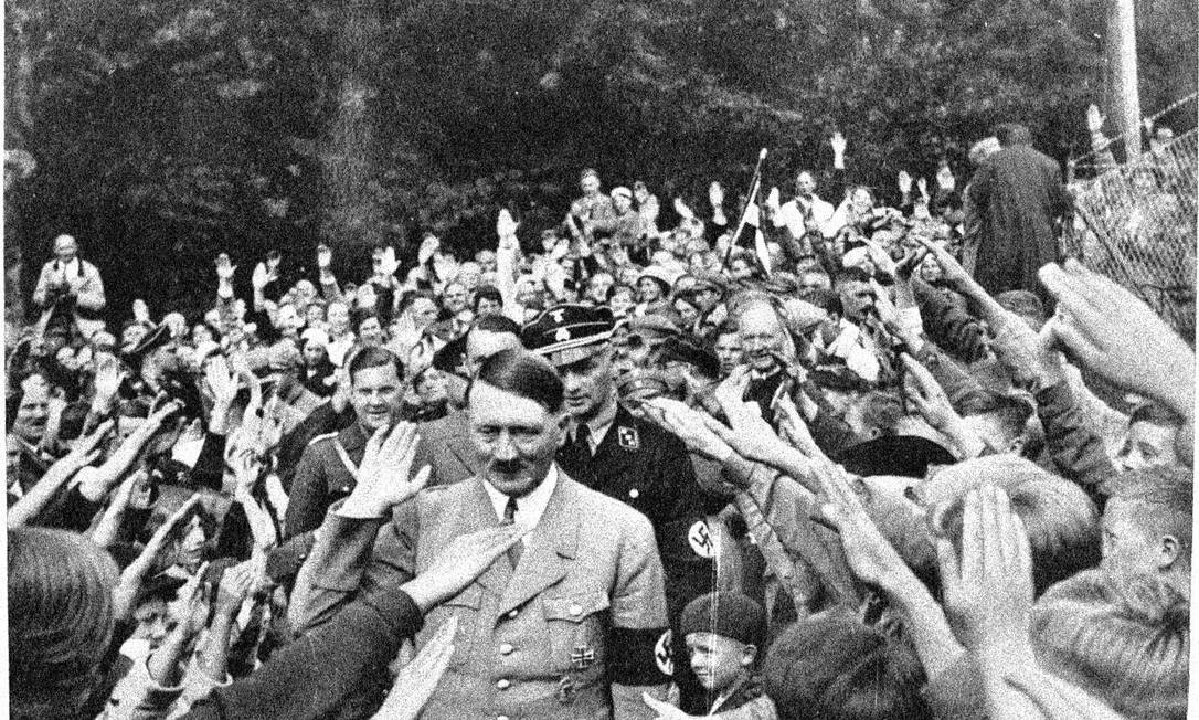 O ditador Adolf Hitler, sendo saudado por seguidores do nazismo na Alemanha Foto: PROJETO 2000