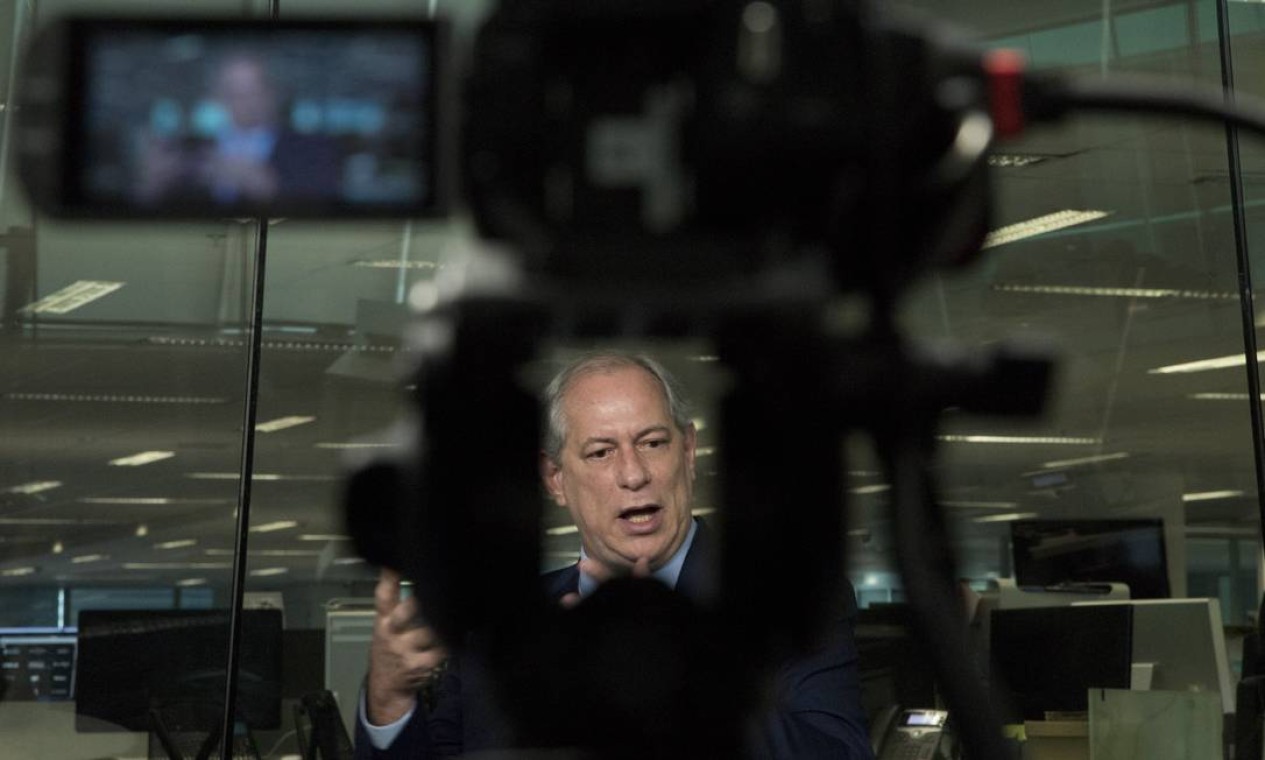 Ciro Gomes em busca da terceira via poca