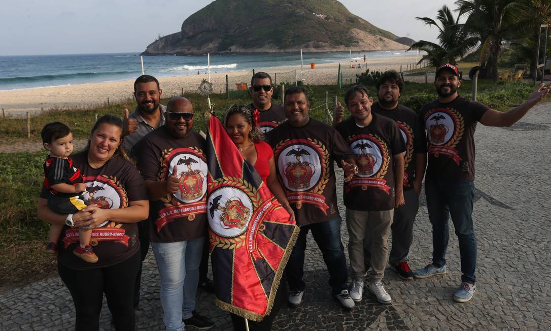 
Paixão pelo Flamengo e pelo samba uniu grupo de moradores no Recreio
Foto: Pedro Teixeira / Agência O Globo