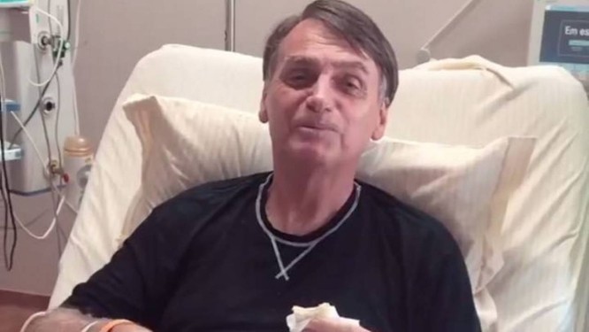 Jair Bolsonaro se alimenta no Hospital Albert Einstein em imagem publicada por sua mulher Foto: Reprodução / Instagram
