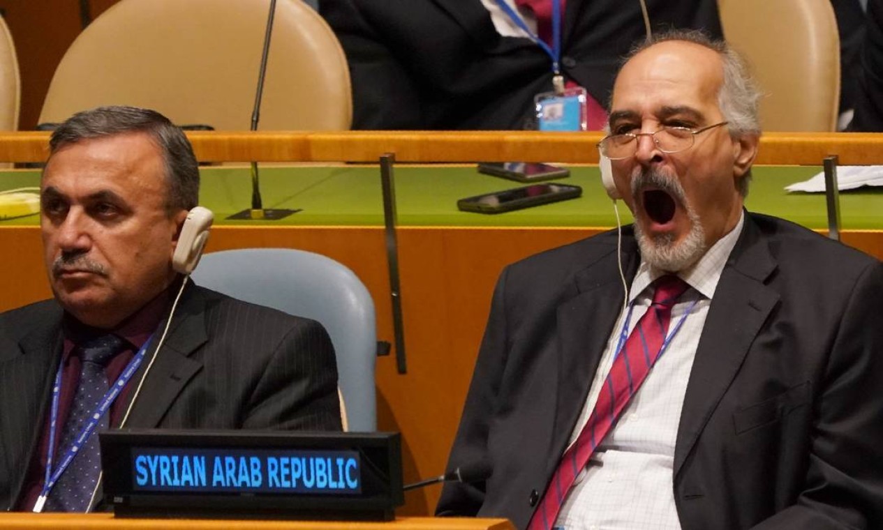 Bashar Jaafari é o atual embaixador da Síria nas Nações Unidas e deve estar acostumado com as longas Assembleias Gerais, mas não conseguiu esconder um momento de tédio e cansaço. Quem será que discursava para gerar tanto desinteresse do representante do ditador Bashar al-Assad? Foto: DON EMMERT / AFP