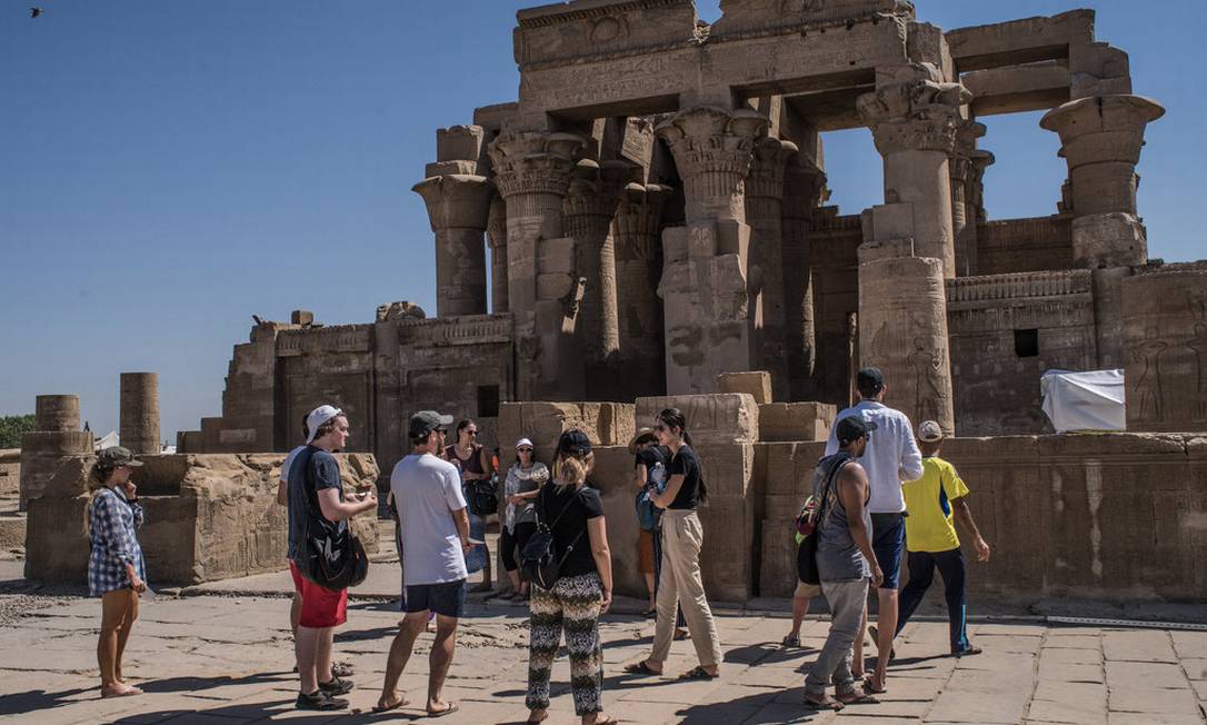 Turistas visitando o templo de Kom Ombo, no Egito Foto: Laura Boushnak / New York Times