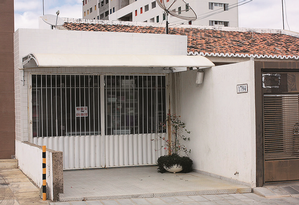 Fachada da casa que consta como endereço da produtora em Petrolina. Ela está vazia há dois anos Foto: Natália Portinari / Agência O Globo