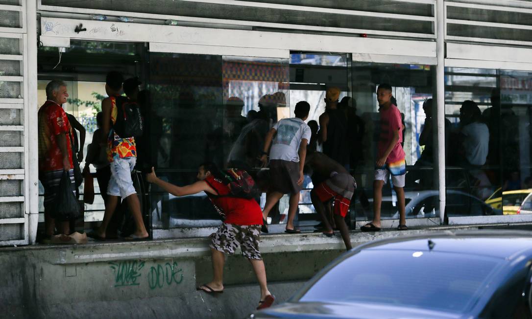 Passageiros entram pela lateral da estação para não pagar Foto: Pedro Teixeira / Agência O Globo