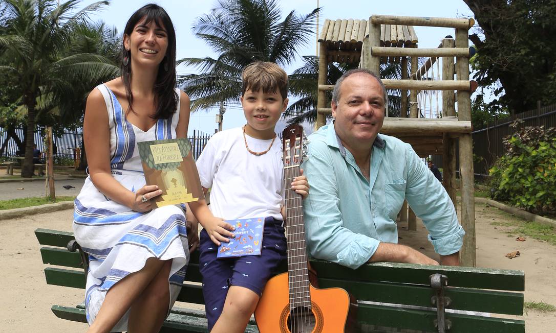 
A jornalista Júlia Amin, Caetano e Gustavo Stephan: programação infantil
Foto: Roberto Moreyra / Agência O Globo