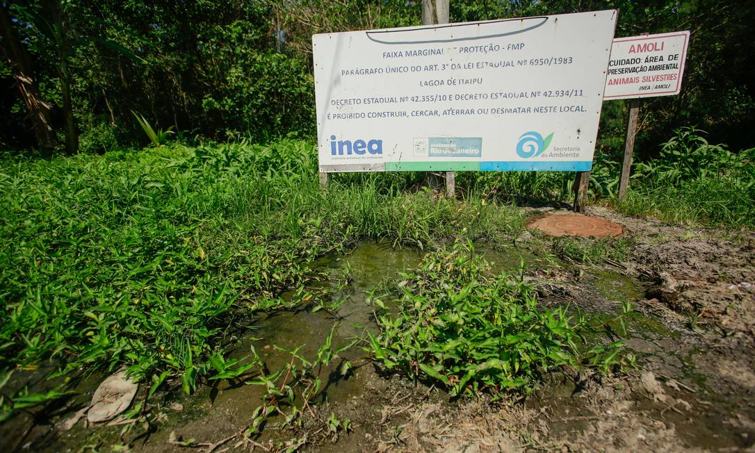 Para o rio: sob placa que indica área de proteção, vazamento exala mau cheiro Foto: Brenno Carvalho / Agência O Globo