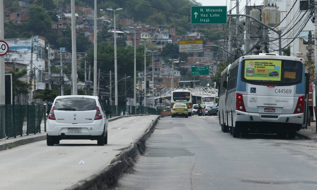 Transitar em via ou faixa exclusiva é proibido Foto: Pedro Teixeira / Agência O Globo