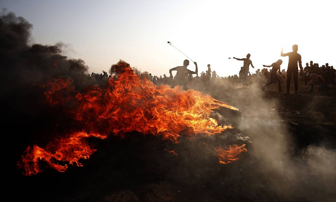
Palestinos jogam pedras em soldados israelenses durante protesto na fronteira da Faixa de Gaza nesta sexta: para eles, Jerusalém é ‘cidade ocupada’
Foto:
AFP/SAID KHATIB
