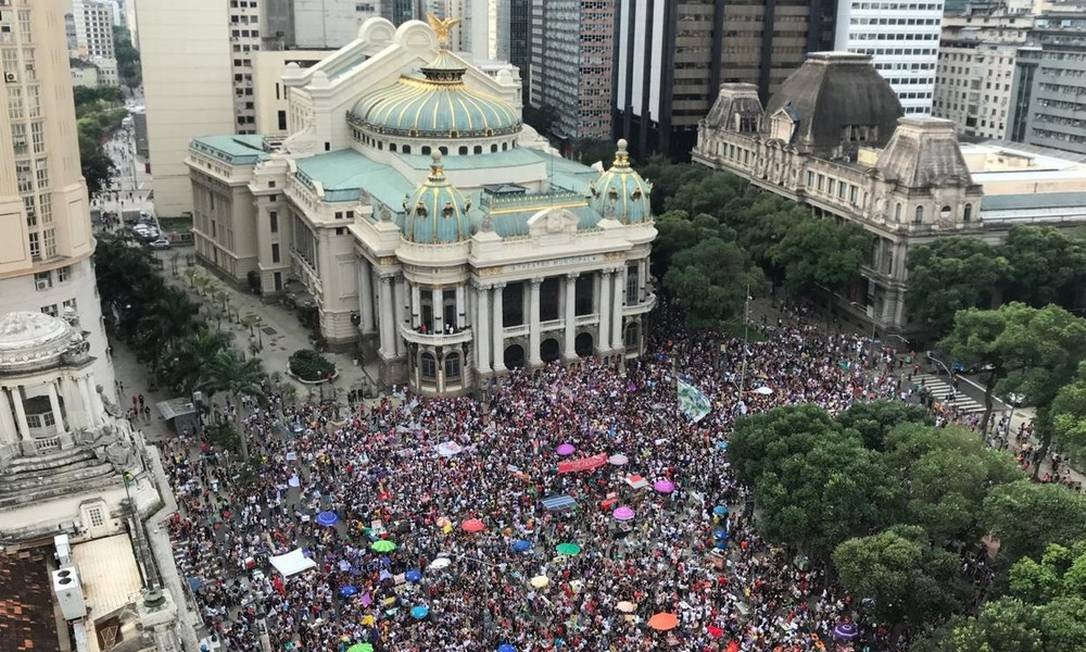Protesto organizado pelas redes sociais contra o candidato Jair Bolsonaro reuniu dezenas de milhares de pessoas neste sÃ¡bado, na CinelÃ¢ndia, no Centro do Rio TV Globo