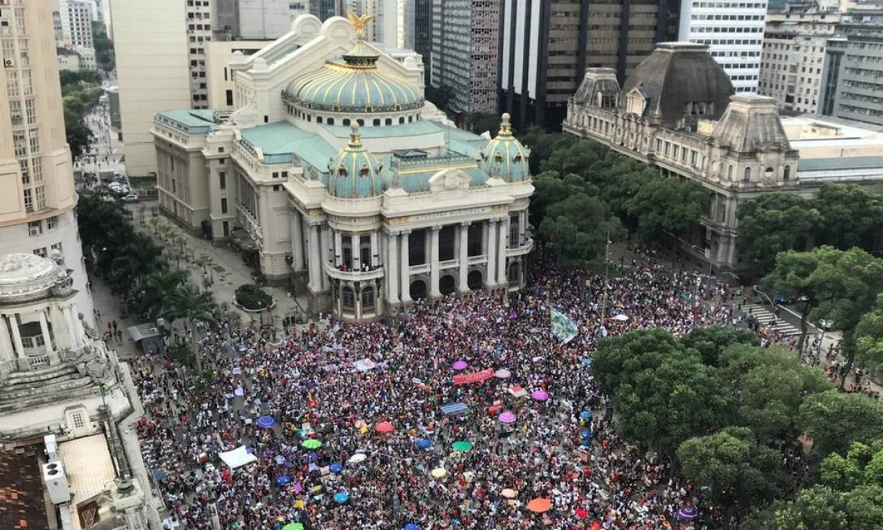 Protesto organizado pelas redes sociais contra o candidato Jair Bolsonaro reuniu dezenas de milhares de pessoas neste sábado, na Cinelândia, no Centro do Rio Foto: TV Globo