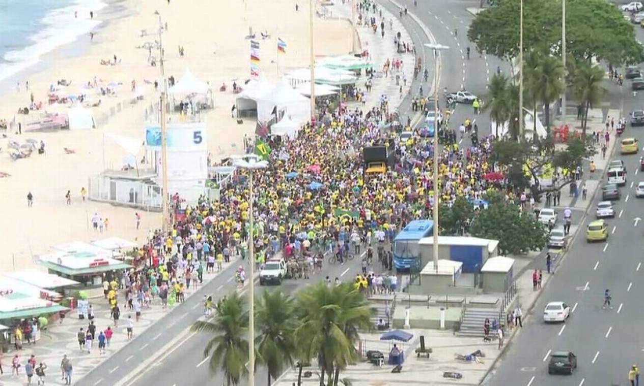 Manifestantes de reúnem na orla de Copacabana a favor do candidato do PSL, na Zona Sul do Rio Foto: G1