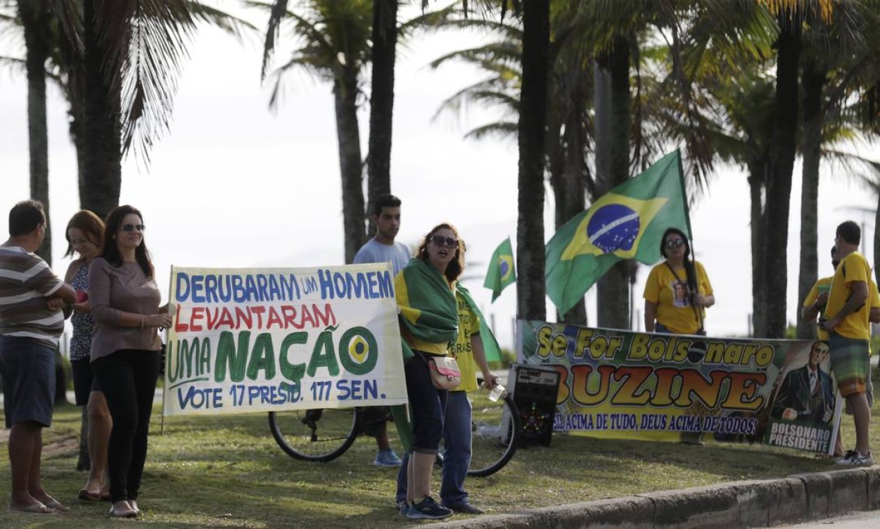 Simpatizantes do candidato Jair Bolsonaro (PSL) esperam em frente ao condomínio do presidenciável na Barra da Tijuca, Zona Oeste do Rio Foto: MARCELO tHEOBALD / Agência O Globo
