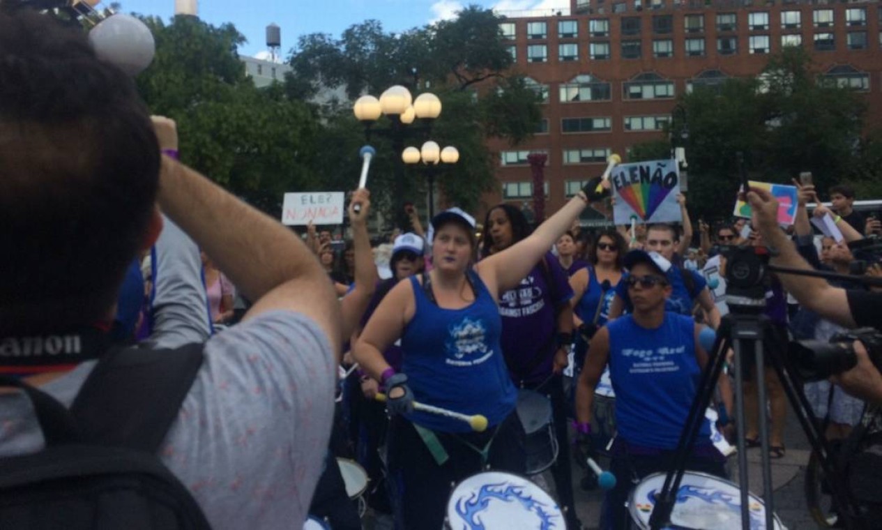 Grupo de mulheres percusionistas se apresenta em ato contra Bolsonaro em Nova York Foto: Divulgação