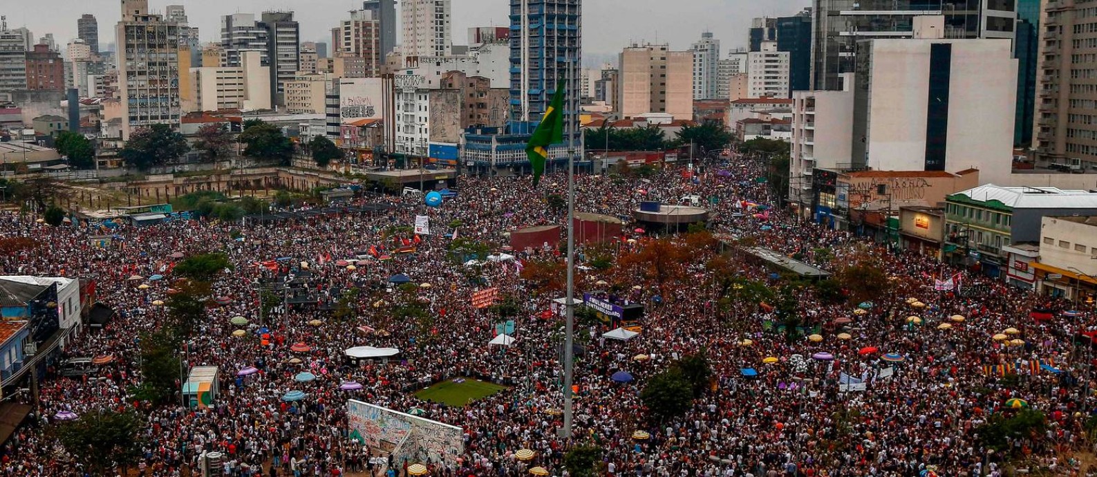 Manifestantes em protesto contra o candidato do PSL à Presidência da República, Jair Bolsonaro, no Largo da Batata, em São Paulo Foto: Miguel Schincariol / AFP