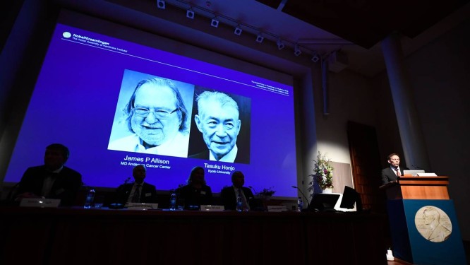 Secretário do Comitê Nobel de Medicina, Thomas Perlmann anunciando os vencedores do prêmio de 2018 Foto: JONATHAN NACKSTRAND / AFP