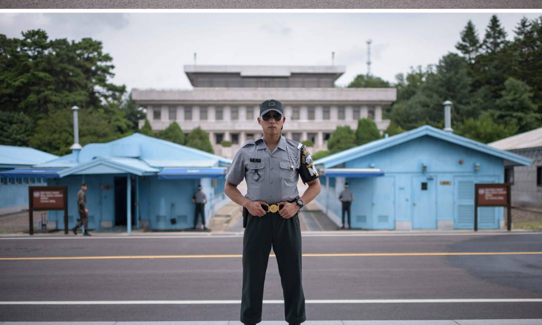 Soldado da Coreia do Norte posa na fronteira dos dois países em 2017: remoção de minas Foto: ED JONES / AFP