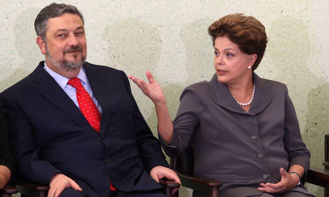 Dilma Rousseff e Antonio Palocci, durante cerimônia no Palácio do Planalto Foto: Gustavo Miranda/Agência O Globo