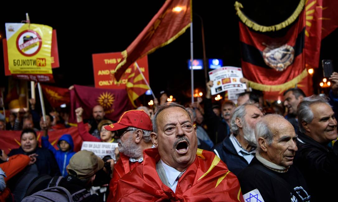 Apoiadores do boicote ao plebiscito vão às ruas contra a mudança de nome na Macedônia Foto: ARMEND NIMANI / AFP