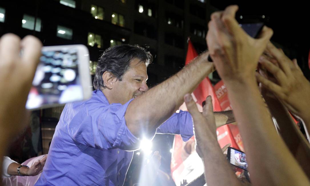 Fernando Haddad faz campanha no Rio Foto: RICARDO MORAES / REUTERS