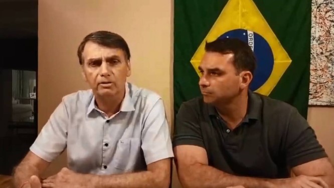 Jair Bolsonaro faz transmissão no Facebook, ao lado do filho Flávio Foto: Reprodução/Facebook