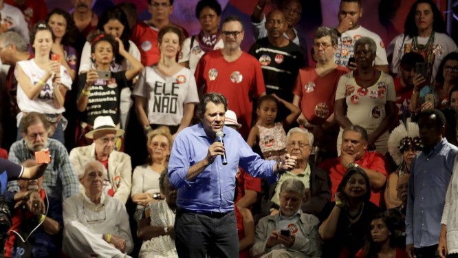 Fernando Haddad participou de comÃ­cio no Rio com artistas historicamente ligados ao PT Foto: Marcelo Theobald / AgÃªncia O Globo