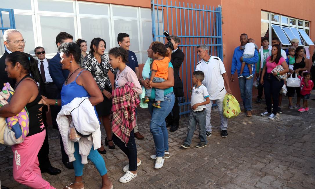 Imigrantes venezuelanos chegam em Brasília após serem transferidos de Boa Vista Foto: Givaldo Barbosa / Agência O Globo