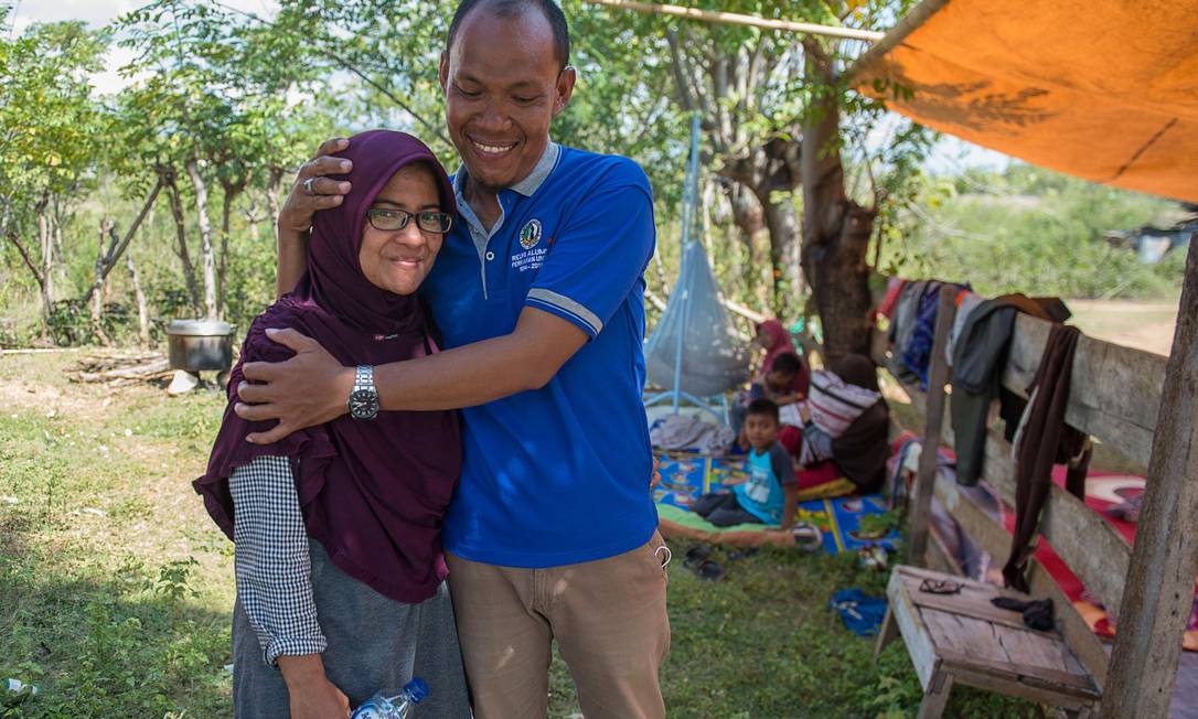 Casal se reencontra em meio a cenario de destruicao na Indonesia ...