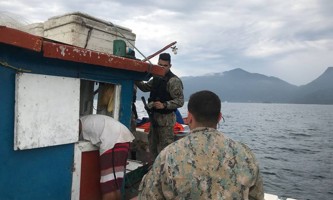 Agentes do Comando de Policiamento Ambiental fazem blitz na Baía da Ilha Grande Foto: Divulgação