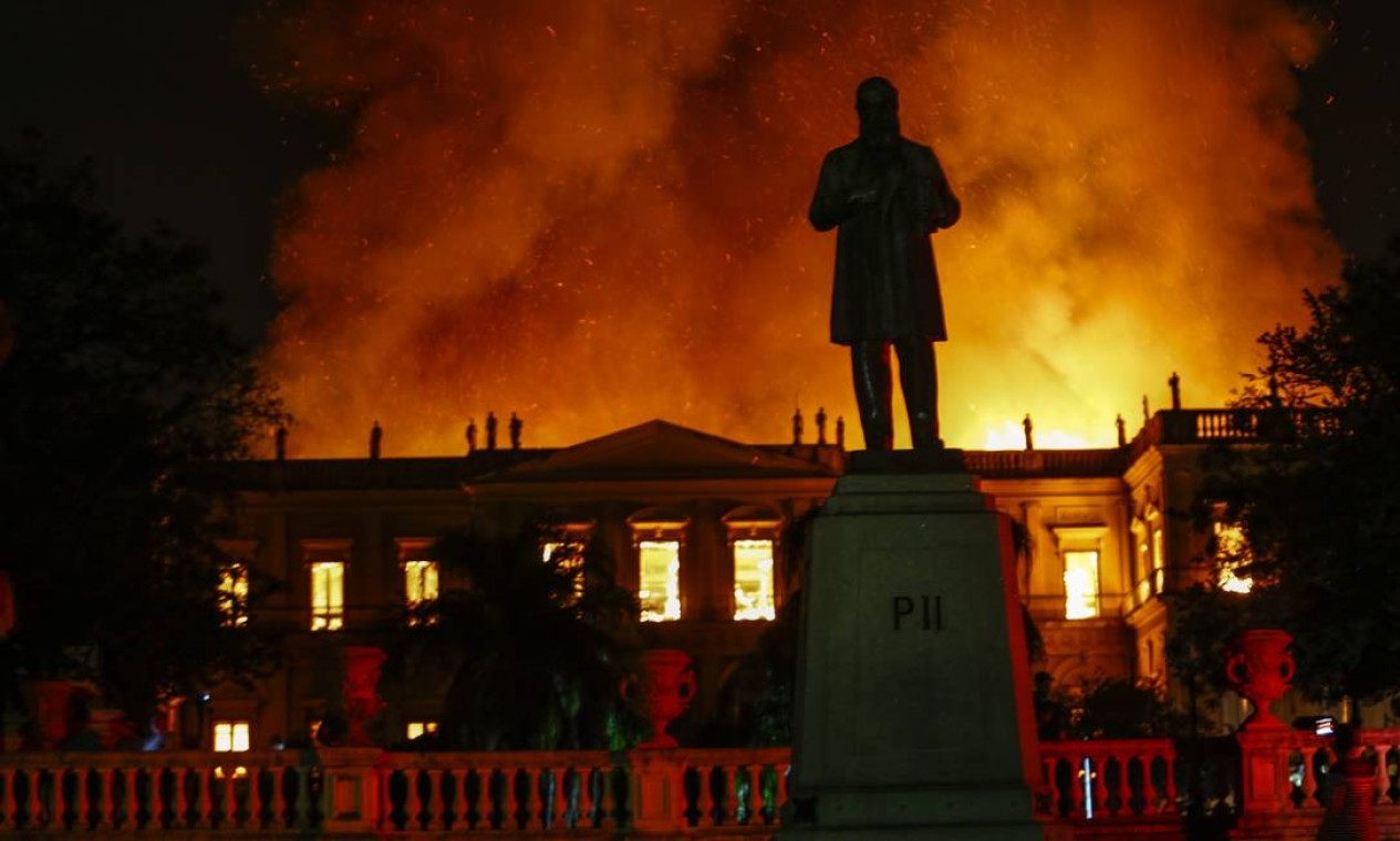 Um incêndio de grandes proporções atingiu o Museu Nacional, na Quinta da Boa Vista, em São Cristóvão, na noite do dia 2 de setembro Foto: Uanderson Fernandes / Agência O Globo
