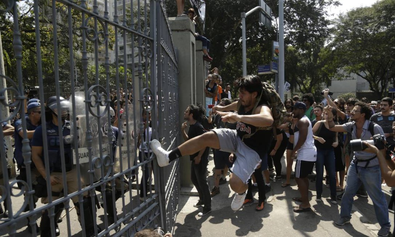 No dia seguinte à tragédia, manifestantes brigaram com a Guarda Municipal no portão da Quinta da Boa Vista. Eles foram barrados e forçaram a entrada Foto: Gabriel de Paiva / Agência O Globo