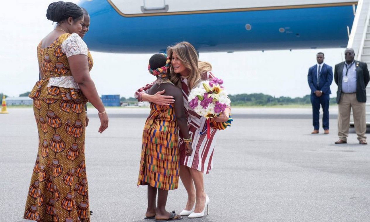 Ao desembarcar em Accra, sua primeira parada, Melania recebe flores durante cerimônia. A primeira-dama definiu a viagem como "diplomática e humanitária" Foto: SAUL LOEB / AFP