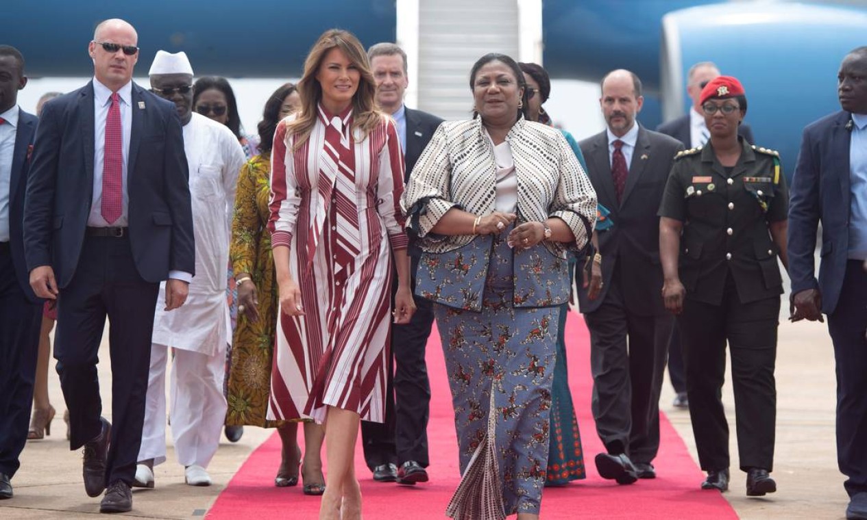 A primeira-dama de Gana, Rebecca Akufo-Addo, à direita, recebe a mulher de Donald Trump — em janeiro, o presidente americano fez um comentário desrespeitoso sobre as nações africanas: ele chamou o Haiti e países africanos de 'pocilgas' Foto: SAUL LOEB / AFP