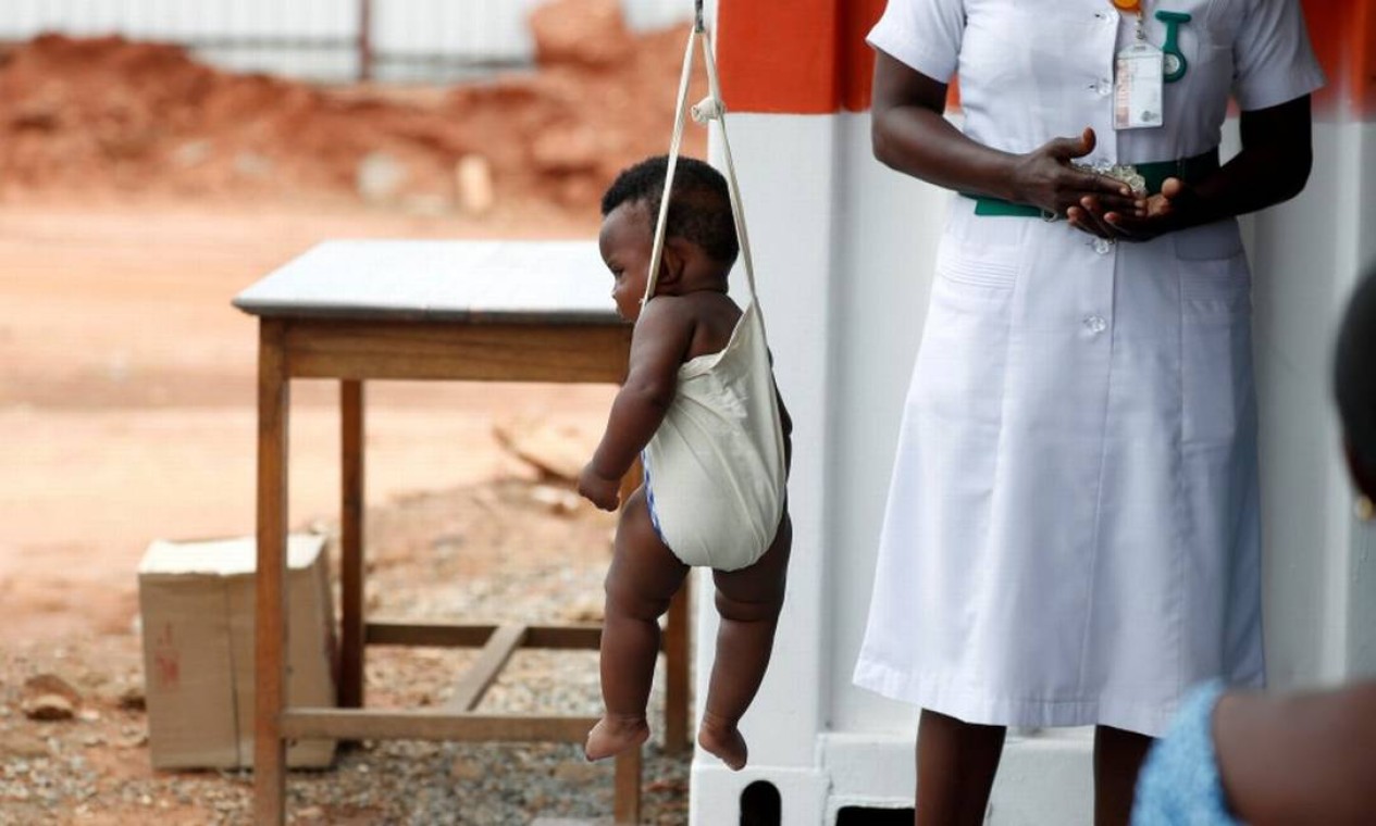 No hospital que a primeira-dama americana visitou, em Accra, foram realizadas ações como a de pesar crianças. Melania encontrou mães e recém-nascidos Foto: CARLO ALLEGRI / REUTERS