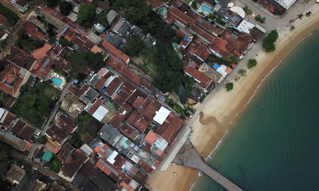 Trecho de mata e praia da Ilha Grande Foto: Custódio Coimbra / Agência O Globo