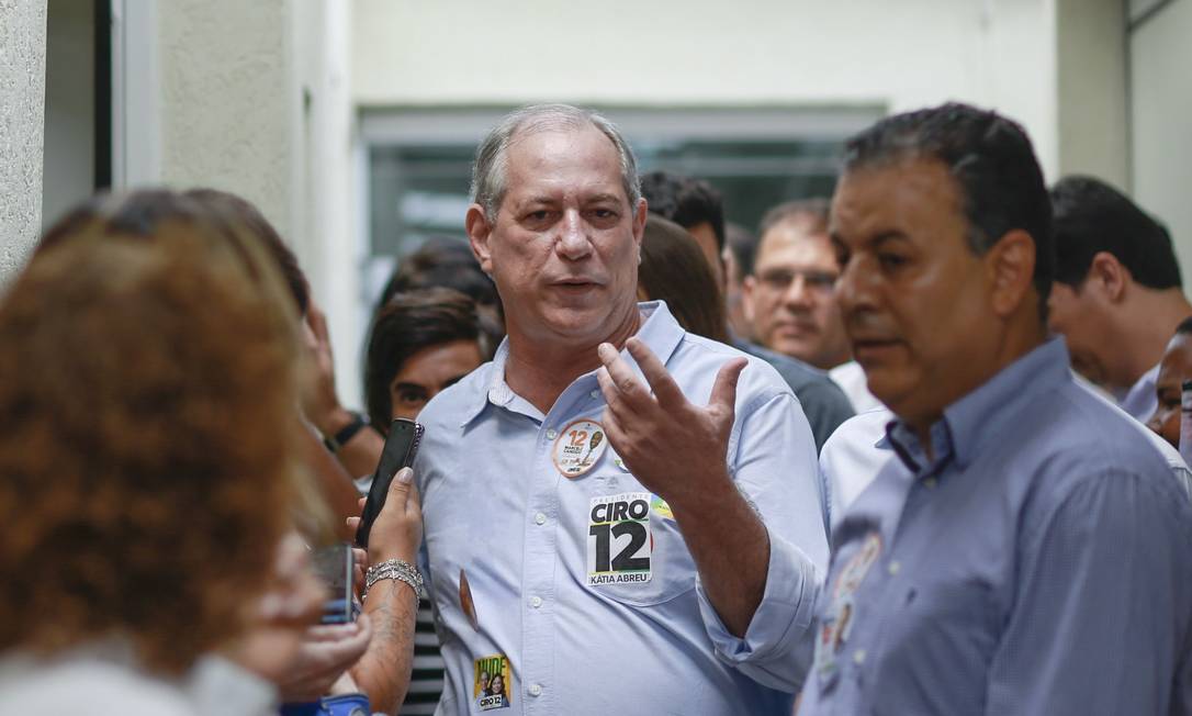 Ciro Gomes se reúne com militantes no diretório do PDT Foto: Edilson Dantas / Agência O Globo