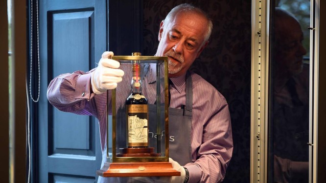 A garrafa de uísque da marca Macallan Valerio Adamai, fabricada em 1926, vendida por mais de R$ 4 milhões na Inglaterra Foto: ANDY BUCHANAN / AFP