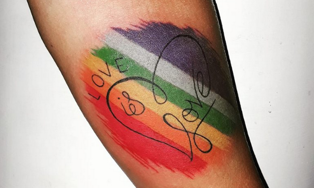 Mãe tatuou frase que diz "Amor é amor", em português Foto: Facebook/Reprodução