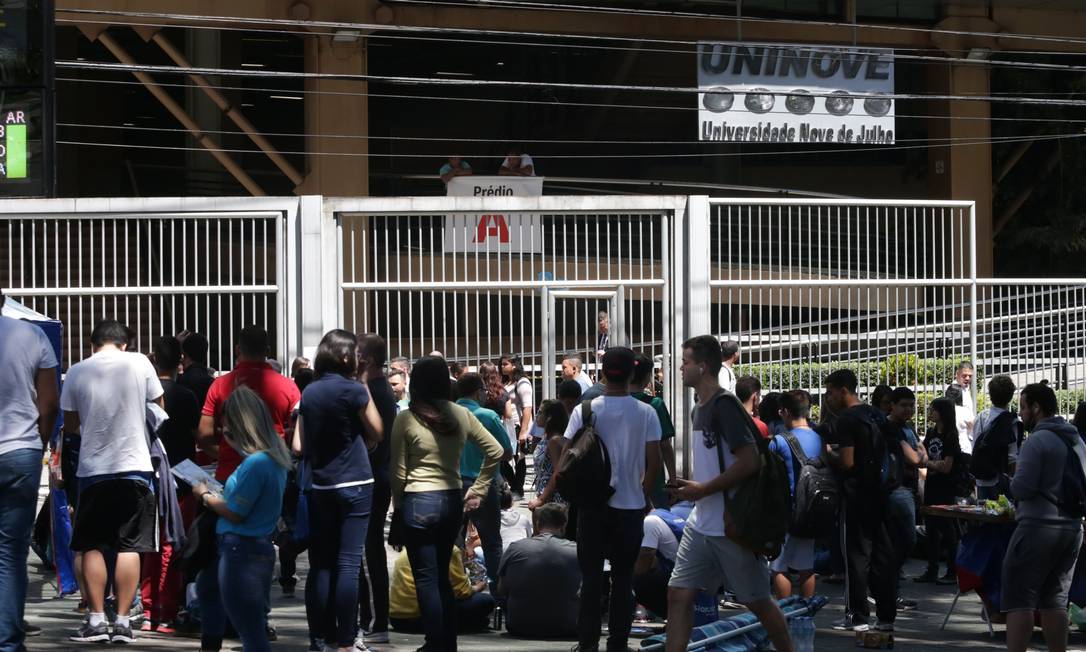 Alunos esperam abertura de portões para prova do Enem Foto: Paulo Pinto/Agência O Globo/12-11-2017