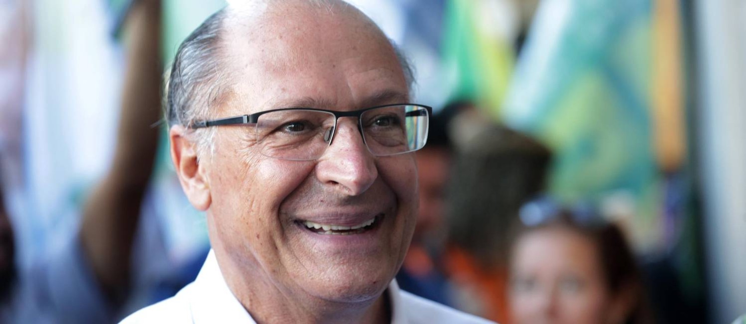 Geraldo Alckmin, candidato à presidência pelo PSDB, cumprimenta eleitores durante caminhada no entorno da Praça Saens Peña, na Tijuca Foto: Márcio Alves / Agência O Globo
