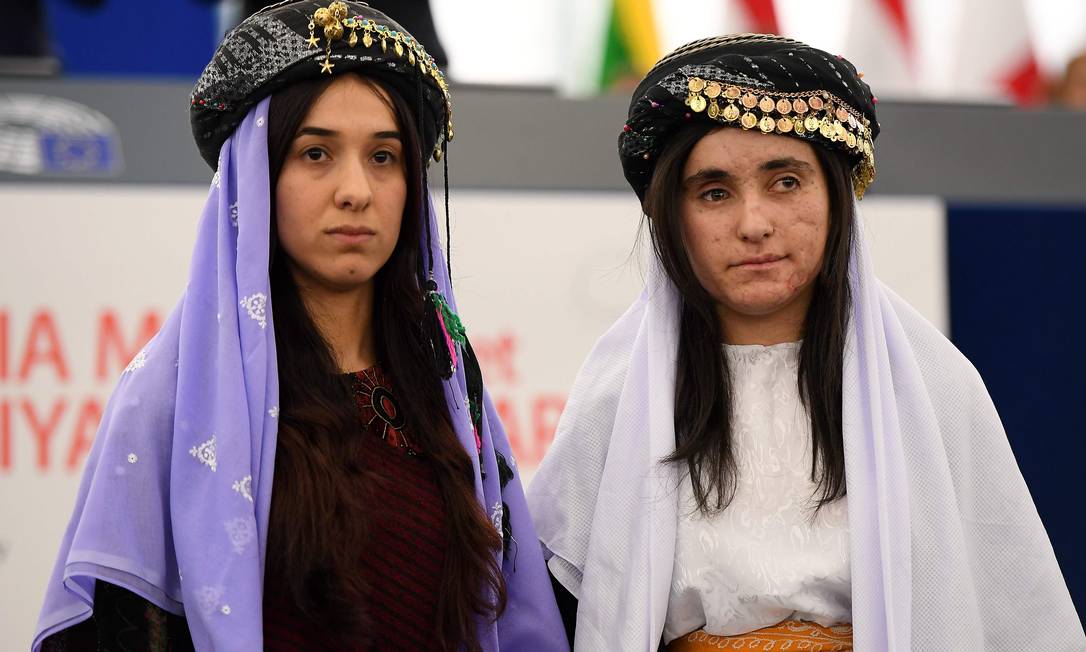 Nadia Murad (E), ganhadora do Nobel da Paz, com Lamia Haji Bashar: duas lutadoras pela comunidade yazidi e as sobreviventes da violência sexual do Estado Islâmico Foto: FREDERICK FLORIN / AFP/ 16-12-2016