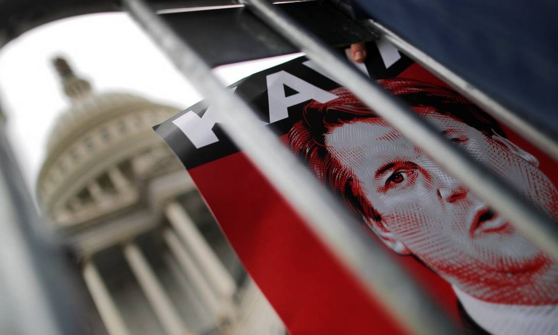 Cartaz contra Kavanaugh diante do Congresso Foto: CARLOS BARRIA / REUTERS