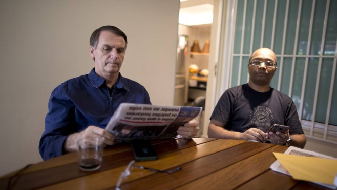 O candidato a presidente do PSL, Jair Bolsonaro, em casa no Rio 05/10/2018 Foto: Márcia Foletto / Agência O Globo
