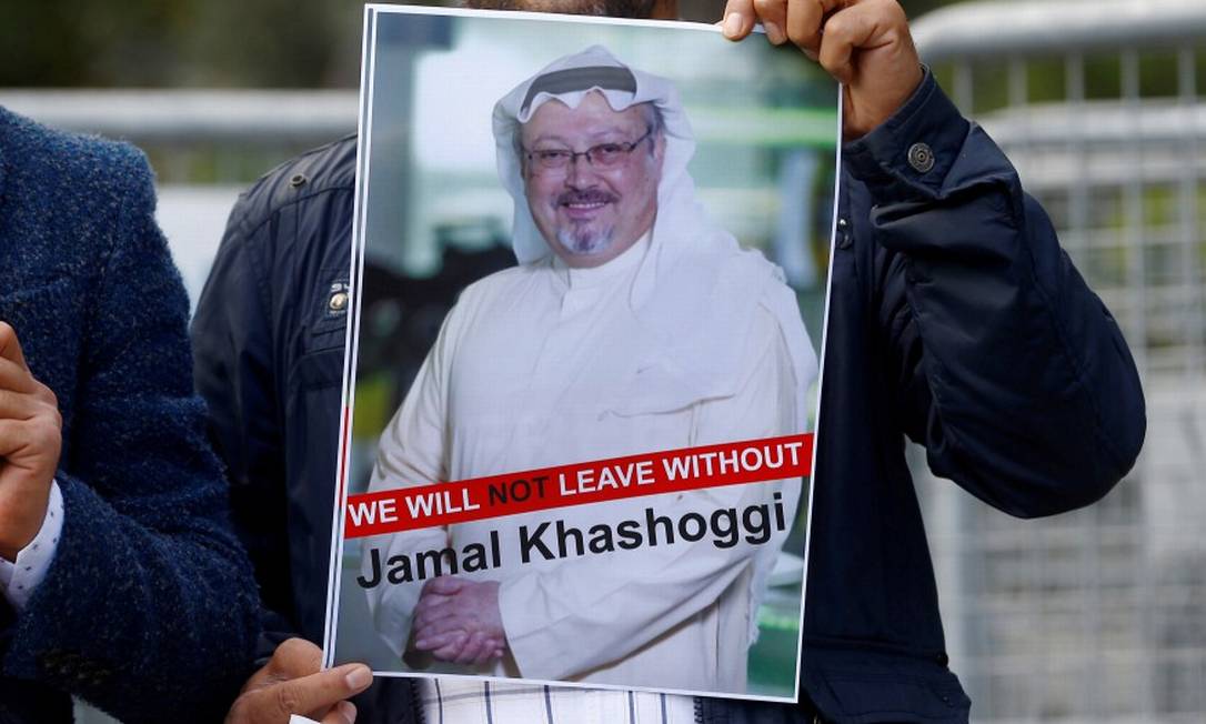 Manifestante mostra a foto do jornalista saudita Jamal Khashoggi, que desapareceu após entrar no consulado de seu país em Istambul Foto: Osman Orsal / REUTERS