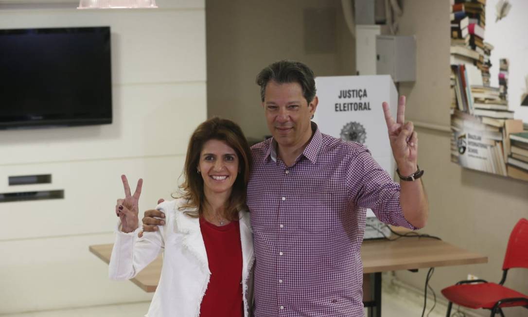 Ana Estela e Fernando Haddad, candidato à presidência pelo PT, votam em colégio no bairro de Moeme, Zona Sul de São Paulo Foto: Marcos Alves