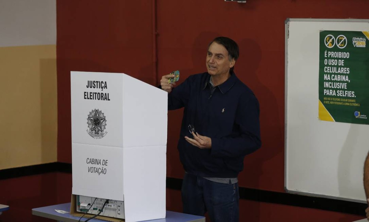 O candidato na cabine de votação do colégio Rosa da Fonseca Foto: Pablo Jacob / Agência O Globo