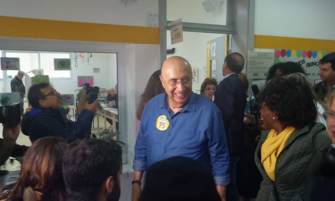 Henrique Meirelles, candidato do MDB à Presidência, chega ao Colégio Rio Branco, em SP, para votar Foto: Tiago Aguiar / Agência O Globo
