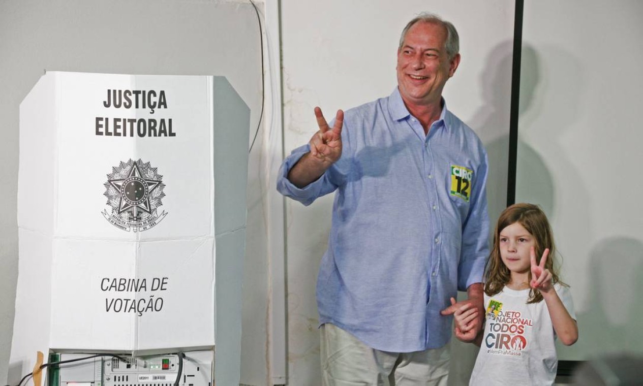 Ciro Gomes, candidato do PDT, votou em Fortaleza; ele afirmou que, se for ao segundo turno, fará uma campanha diferente de todas a que o país já assistiu Foto: THIAGO GADELHA / AFP