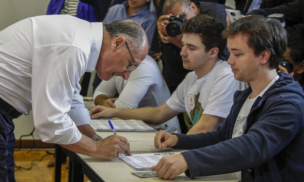 Alckmin chega à sua zona eleitoral, no colégio Santo Américo, em São Paulo: diante da iminência de uma derrota, o tucano fez uma defesa enfática da liberdade e da democracia Foto: MIGUEL SCHINCARIOL / AFP
