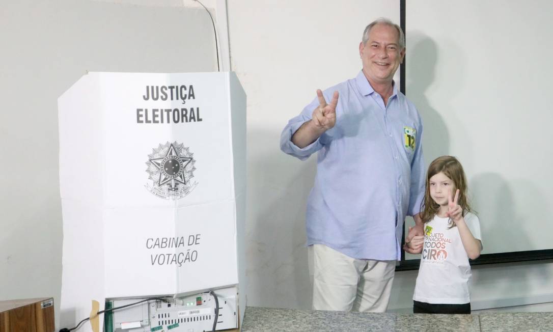 Ciro Gomes vota em Fortaleza com a neta Foto: Divulgação
