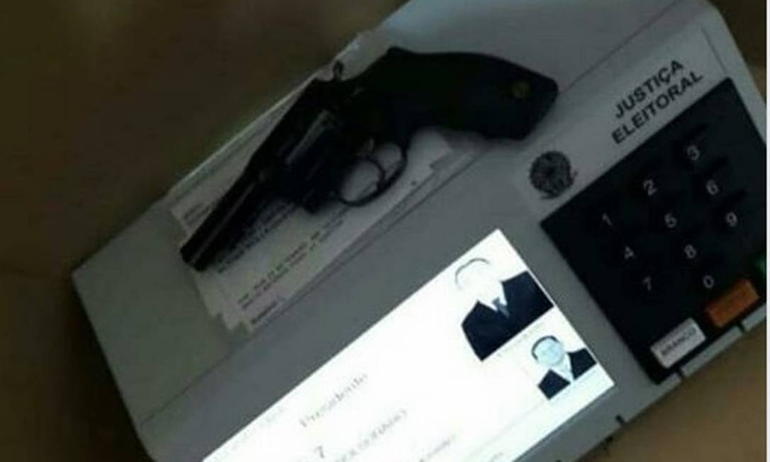 Internauta publicou e apagou foto com arma em cima de urna eletrônica Foto: REPRODUÇÃO/TWITTER